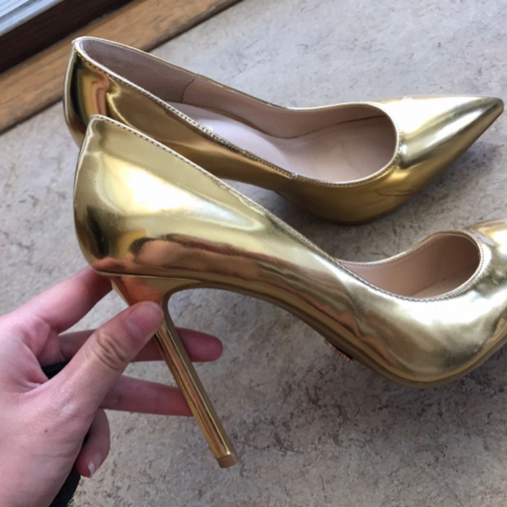 Helt nya högklackade skor i guld | Plick Second Hand