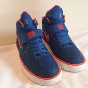  - Blåa sneakers från Nike köpta 2010 för 1200 kr. Använda tre ggr och i superfint skick! Kan mötas upp eller fraktas!☺️✌🏻️