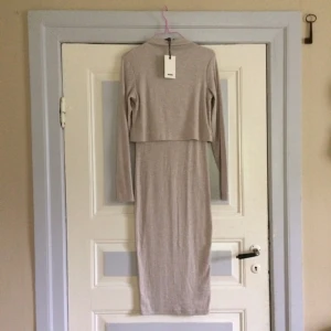  - 🐚 En riktig WOW-klänning söker nytt kärleksfullt hem! Satt tyvärr för tajt för min smak. Vackert ribbad. Annorlunda, smickrande & smakfull modell! Storlek XS. Från Bik bok. Endast provad snabbt, ny! Vid frakt: +45kr 🐚