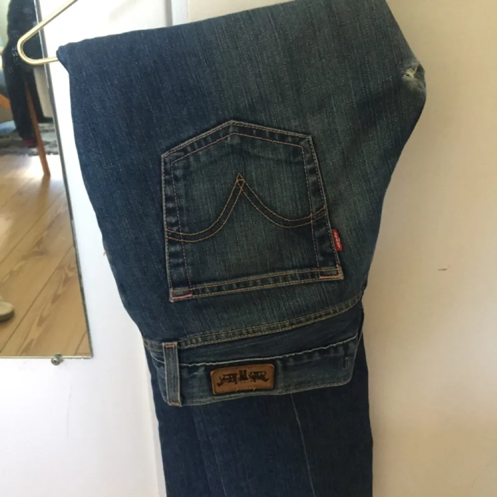 Avklippta jeans från Levis. Är ankellånga :).. Jeans & Byxor.