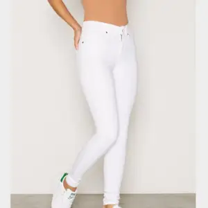 Så snygga vita Dr. denim Jeans i modellen Plenty. Aldrig använda! Passa på att fynda till lågt pris. Storlek Small. 