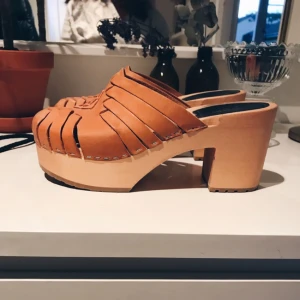  - Swedish Hasbeens, färg: natur. Inköpta förra sommaren för 1800 kr. Möts i Sthlm eller fraktar mot fraktkostnad. 