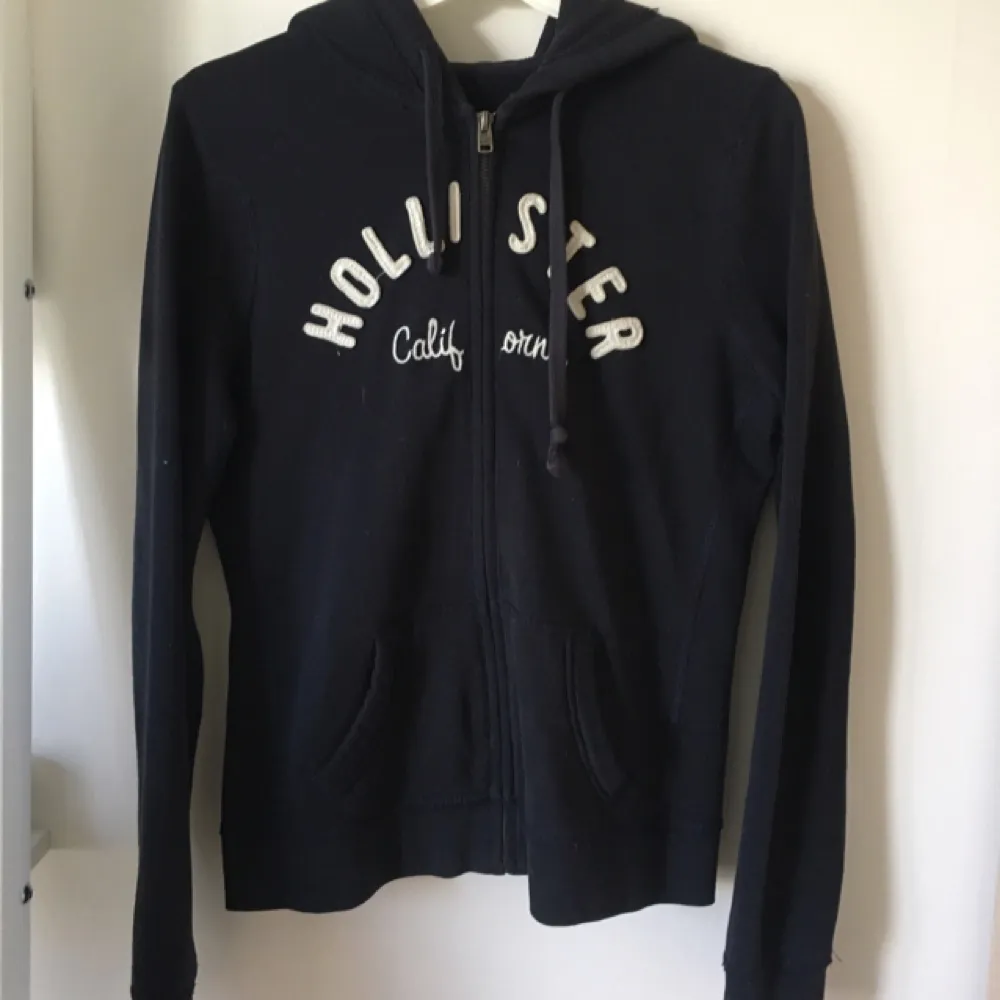 Munkjacka köpt ifrån Hollister. Passar mig som är Small den kommer nog även passa en som är medium . Hoodies.