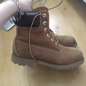 Ett par bruna Timberlands, inte slitna, knappt användbara men dom är inte den nyaste modellen dock