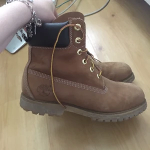 Timberland  - Ett par bruna Timberlands, inte slitna, knappt användbara men dom är inte den nyaste modellen dock