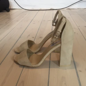  - Snygga heels från NLY Shoes, ca 10 cm klack, passar väldigt bra till både jeans och sommarklänningar ☀️ köparen står för frakten 