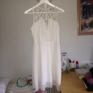  - Vit klänning med spetsdetaljer från Vero Moda. Endast prövad, köpte fel storlek. Finns en nästan osynlig fläck fram (se bild 2) från smink när jag testade (går helt klart bort!) 
