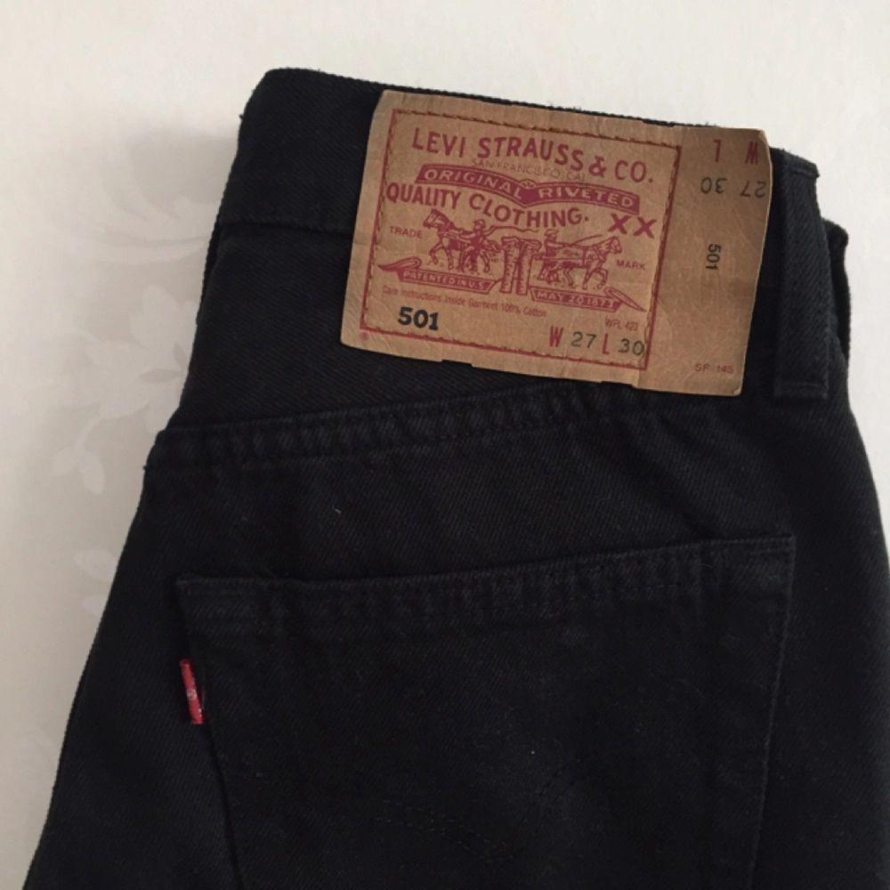 Svarta Levi's 501 jeans  Aldrig använda   (Små i storlek) . Jeans & Byxor.