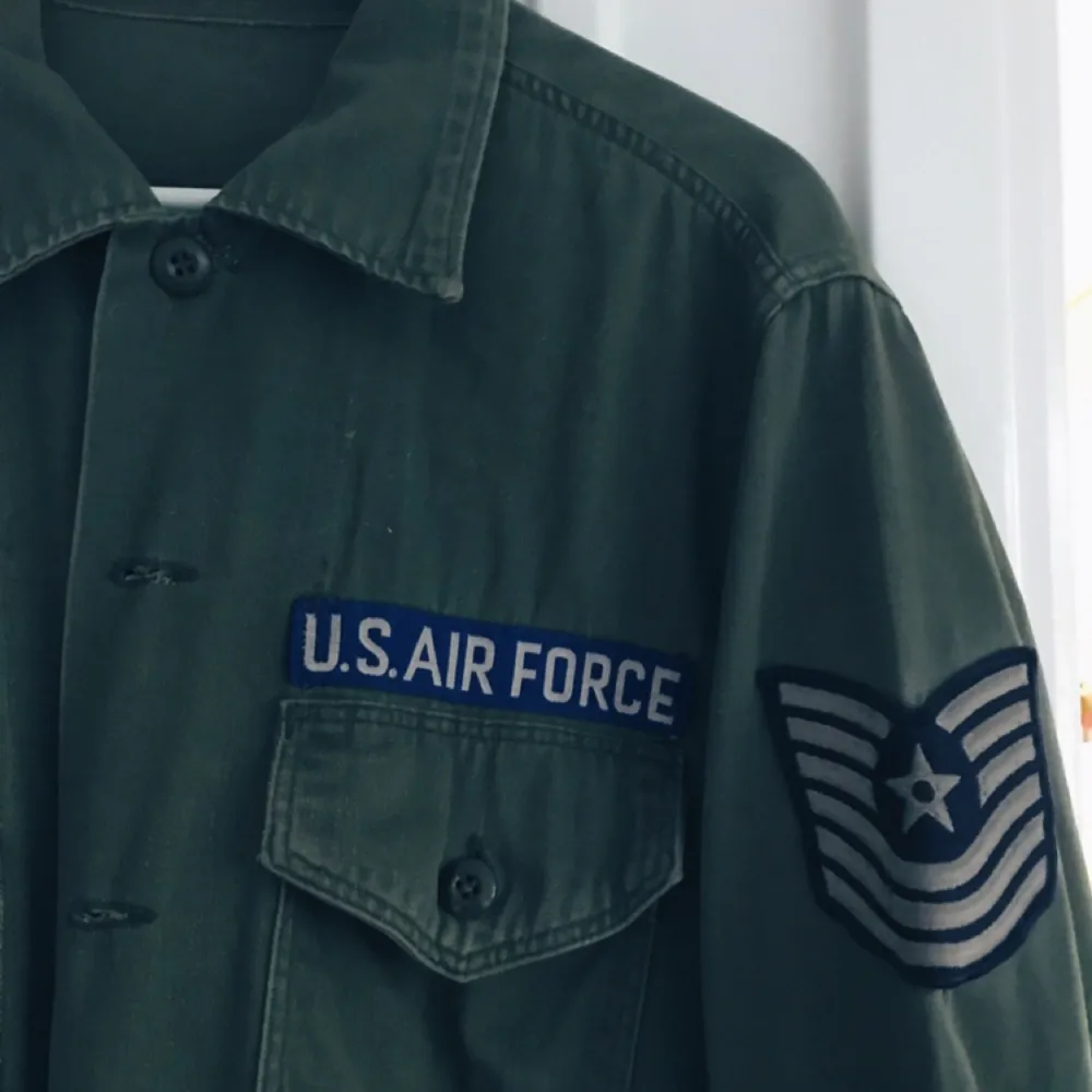 US Air Force jacka, köpt på vintagebutik i London. Möts upp i Sthlm eller fraktar mot fraktkostnad. . Jackor.