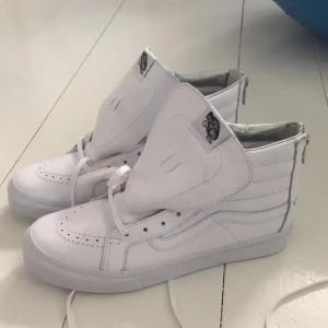  - Helt OANVÄNDA vita Vans sk8 high top, med dragkedja! Skit snygga men säljs pga fel storlek. Nypris 999kr  Frakt betalas av köparen, använder swish