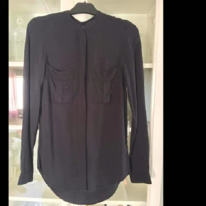  - svart grå Skjorta. längre. oanvänd