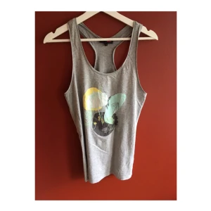  - Top, både för träningar samt som en vanlig top till t.ex. skinny jeans eller vita byxor 