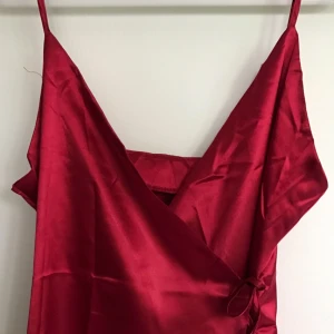  - Den är väldigt kort så antingen kan man ha som klänning om man själv är kort eller fin som vanlig topp! Frakt ca 25kr