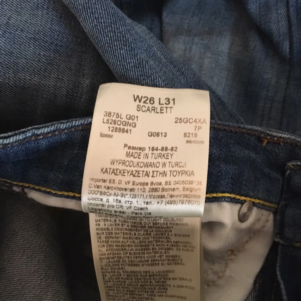 Snygga ljusblåa jeans från Lee i modellen Scarlett Byxorna är uppsydda så att de passar mig som är 160 cm lång. Frakt ingår i priset 🌟. Jeans & Byxor.
