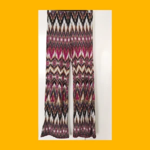  - Vida mönstrade byxor från Monroe i Sturegallerian. Fin passform och passar XS-M. Gott skick!