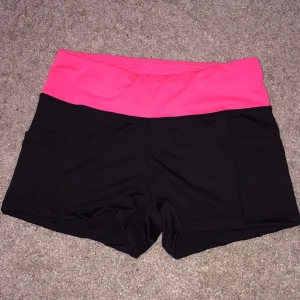  - Helt nya träningsshorts i storlek small