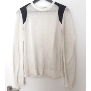  - Stickad tröja från Dagmar med läderdetaljer, fint skick. +42 för frakt