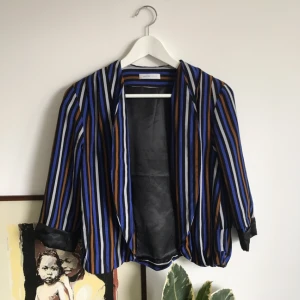  - Kort kavaj i sååå fina färger. Supersnygg till ett par höga byxor