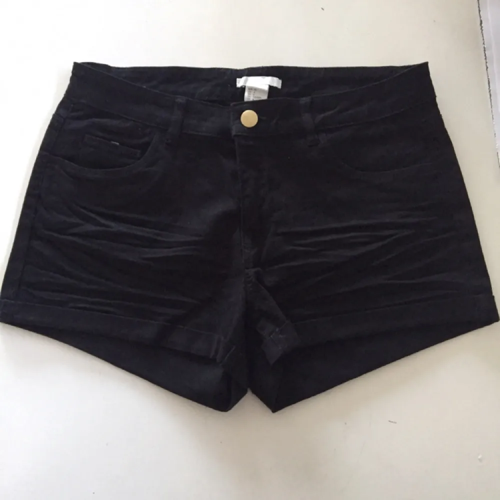 Svarta tajta shorts från H&M. Shorts.