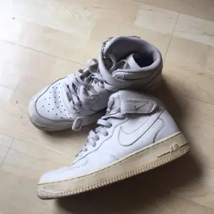 Nile Air Force 1 high-tops 🏀 missfärgad, gulaktig sula. Kanske går att fixa? Annars ser de chill retro ut 😋