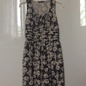  - Klänning som passar till alla årstider. Säljes pga aldrig används. Toppskick. Stl.8 vilket fungerade lagom när jag hade S men tror även det skulle fungera på en XS. Dragkedja finns på sidan! Kontakta om du har flera frågor! Köparen står för frakt✨ 