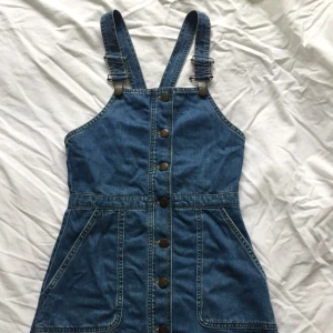  - Jeansklänning köpt på Urban outfitters. Nypris: 500kr. Storlek small. Klänningen är i bra skick!     Längden: på mig som är 170 så går den en bit över knäna.  Köparen står för fraktkostnaden. 