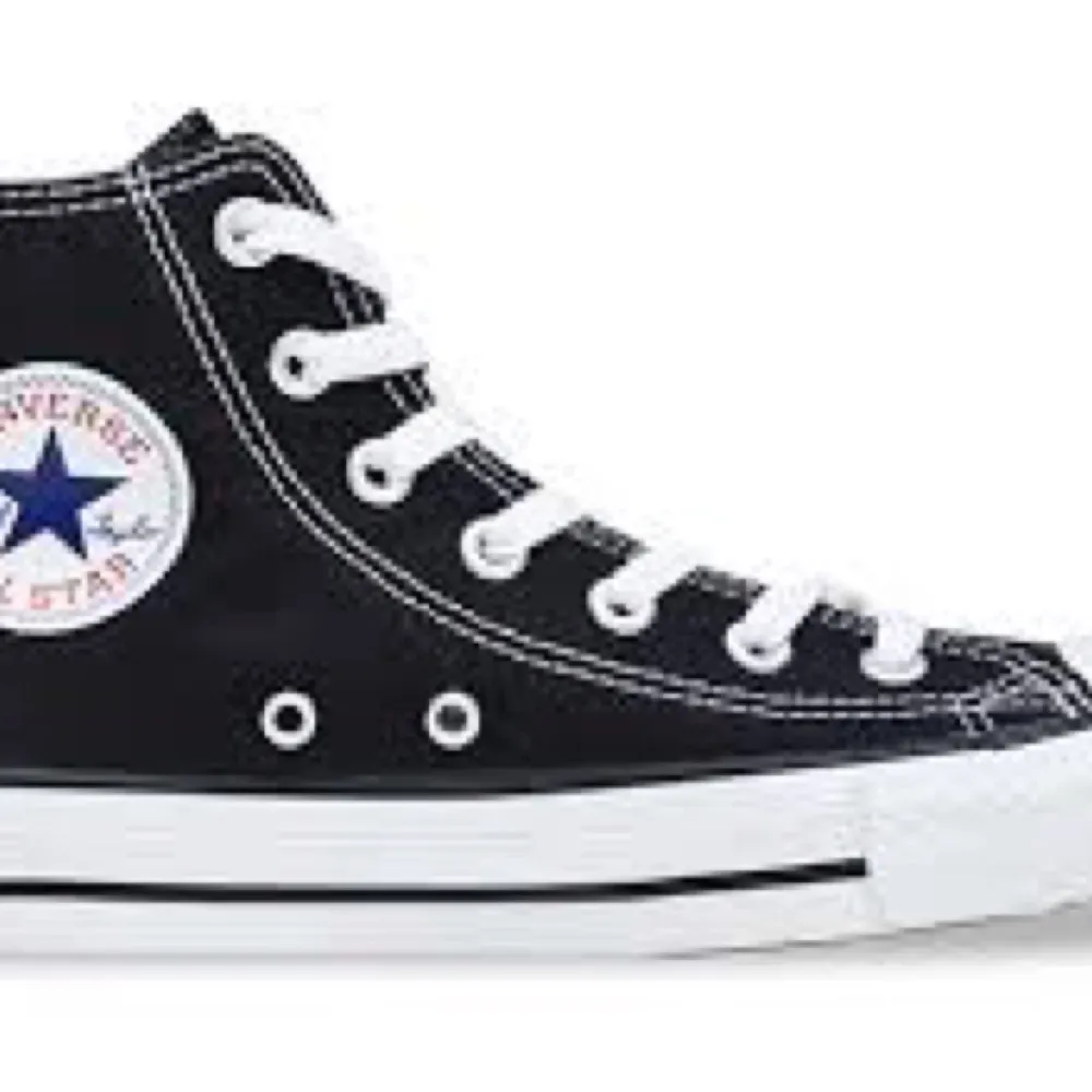 Säljer ett par äkta svarta höga converse skor i storlek 35. Knappt använda så dom är som nya! obs. inte mina bilder men kan skicka bild på dom vid intresse. kan oxå gå ner i pris vid snabb affär:). Skor.