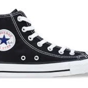  - Säljer ett par äkta svarta höga converse skor i storlek 35. Knappt använda så dom är som nya! obs. inte mina bilder men kan skicka bild på dom vid intresse. kan oxå gå ner i pris vid snabb affär:)