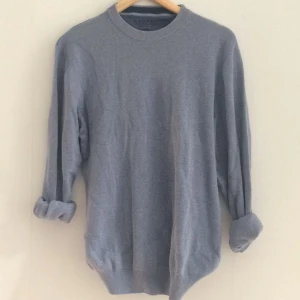  - Skön slätstickad lavendelblå tröja.  Hämtas i centrala Göteborg eller skickas mot att köpare betalar frakt.