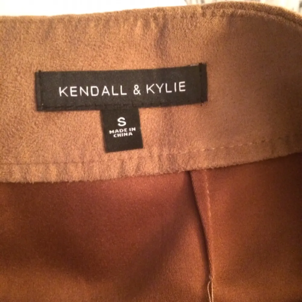 Ursnygg kjol i mockaimitation från KENDALL& KYLIE kollektion, köpt i USA. Köpt för ca 700 kr och är i nyskick! 🌺 Pris går att diskuteras. FRI FRAKT💌. Kjolar.