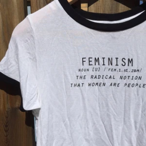  - Alla borde ha en sådan här tröja! Sparsamt använd, nästan som ny! Kortare tröja som även passar XS. 🌿