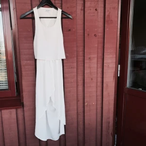  - Jättefin klänning från Size & needle i storlek xxs men passar mig som är en xs/s! Tunt material med öppen rygg. Aldrig använd, köpt för 499:-. Köpare står för ev frakt💕