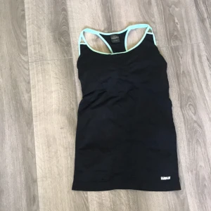  - Träning Linné från kappahl med inbyggd träningsbh. Knappt använd.