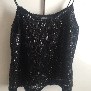  - Fest topp med paljetter på, passar både XS och S Aldrig använd.