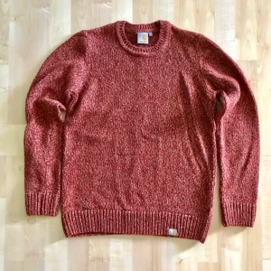  - Mycket bra skick! Carhartt stickat tröja i röd/orange blandning Nypris : 1299 kr  Storlek Small Passar er som är mellan 172cm - 180cm --  * Tröja, märkeskläder