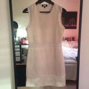 - Tight ljusbeige klänning från BikBok med mesh detaljer vid ärmar, midja och ben.