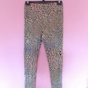  - Leggings, bra skick. Stretchiga, i bomull. Hög midja. 