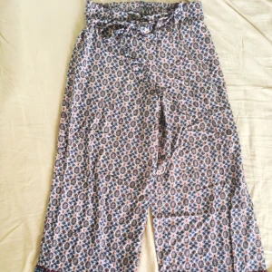 - Oanvända, svala byxor från foschini i storlek 10 (ca 36-38). Sitter jättefint på! 