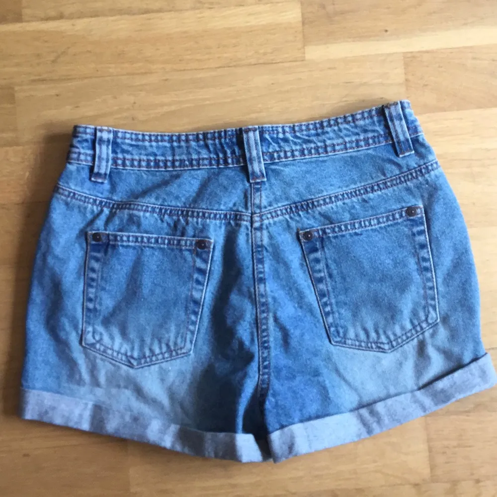 Klassiska ljusa jeansshorts i storlek 36. Det står storlek 38 i shortsen, men det är en väldigt liten 38, så dessa är mer som 36 eller typ W27 ☺️. Bara använda en gång! Så i fint skick! . Shorts.