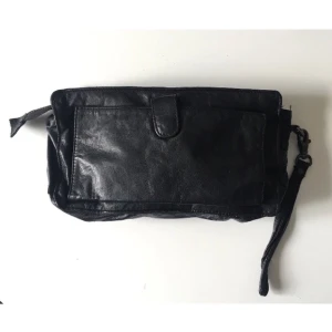  - Väska från bzr. I läder. Inga slitningar i lädret.