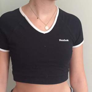Fett snygg croppad t-shirt från Reebok! Passar small och medium!