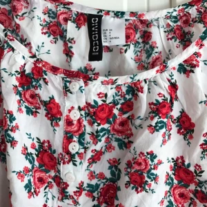  - Jätte gulligt blommigt linne från hm aldrig använt