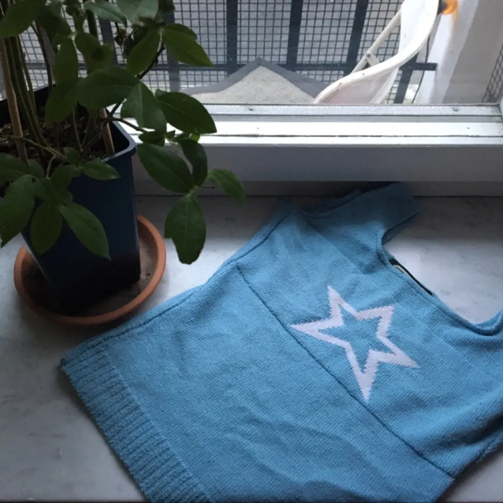 BRITNEY linne som är mjukt och ljusblått med en stjärna! Världens finaste 🍦 Kan vändas åt två håll (se bild 2) Supercoolt och unikt! . Toppar.