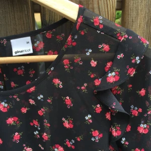  - Genomskinlig blus med blommigt mönster från Gina Tricot. Visst är den söt? Passar mig som annars har 36/S. Bild nm 1 stämmer mest överens med färgen. 🌿
