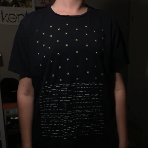  - Superfin tröja från H&M, knappt använd! Den är i jättefint skick och trycket är inte alls slitet! Köparen står för frakten, kan också mötas upp runt helsingborgsområdet :-))