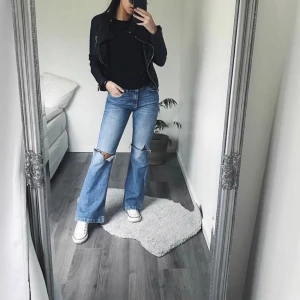  - Säljer ett par oanvända bootcut jeans från Bikbok. Storlek S men upplever jeansen som XS/S.