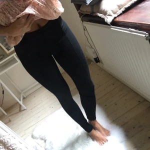  - Sköna snygga byxor från ZARA. Har även dessa i grått. Se min profil :) pris för ett par är 100 kr Inkl frakt. För båda 175  Inkl frakt :) 