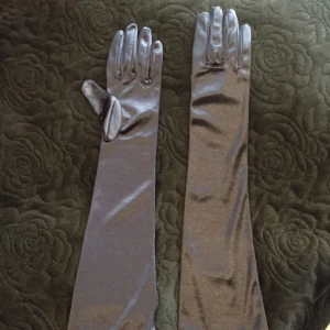  - Långa fest handskar i mörkblå färg, stretch.  4 år gamla men använt dom 1 gång på en julbal. Köpt från H&M eller Gina tricot. Ni står för frakten om vi inte möts upp. 