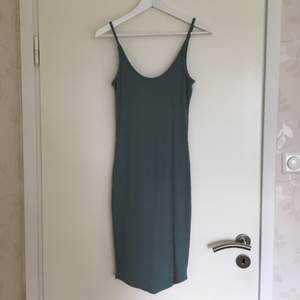 Säljer en tight blågrå klänning från Bikbok. Storlek XS, men funkar som en S! Väldigt skön!
