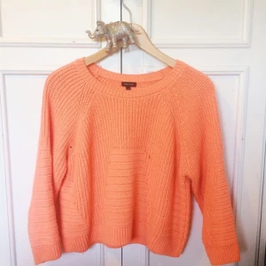  - Jättefin virkad tröja från River Island. Passar XS-M. Skön och oanvänd. Så fin färg som förgyller alla outfits✨